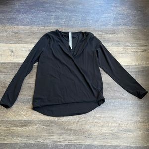 Lululemon Women’s Black Front Twist Long-sleeve (size 6)